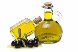 Hydratez-vous les mains avec de l'huile d'olive et des gants en latex