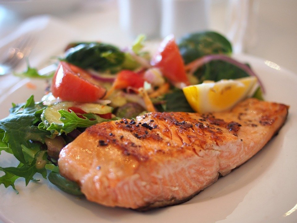 El salmón junto a otros pescados grasos son la mejor elección para la perdida de peso.