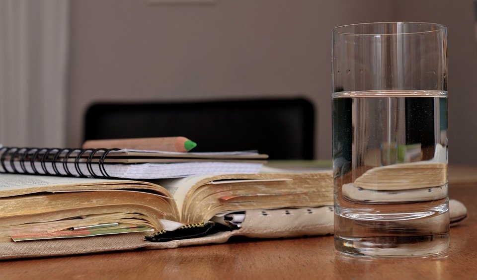 Si no somos de beber mucha agua siempre podemos llevar un vaso lleno con nosotros e ir bebiendo mientras hacemos otras cosas.