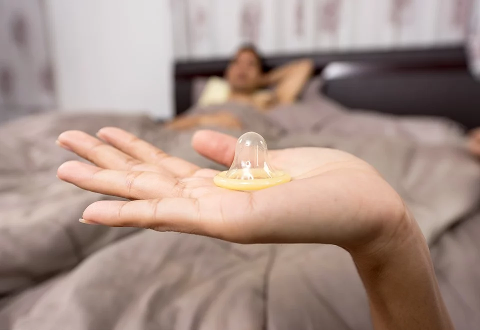 Alguns condons no compten amb espermicida, pot informar-se a la farmàcia de quins porten.