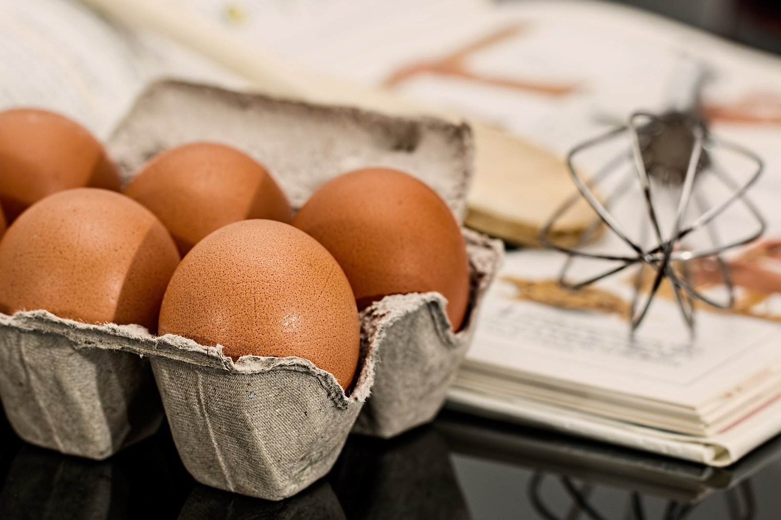 Cómo toda receta de bizcocho necesitarás huevos.