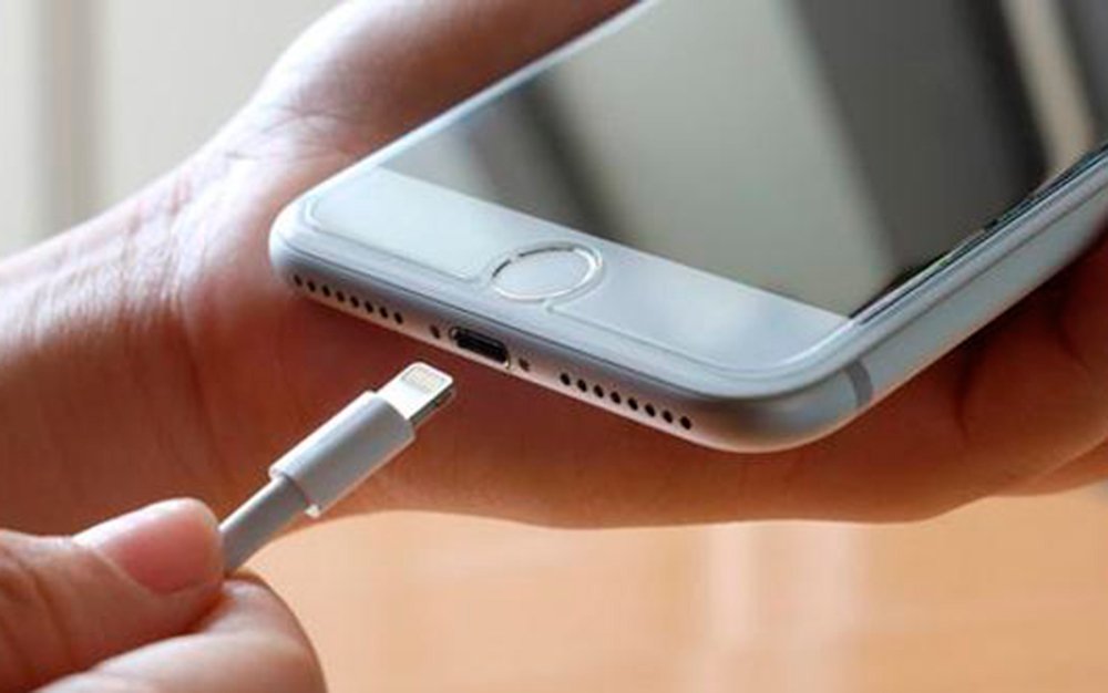 How to charge iPhone 13